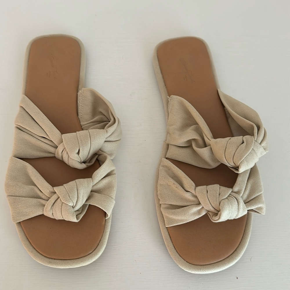 Universal Thread Target sandals